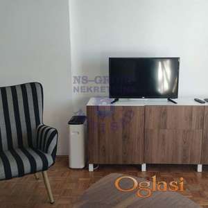 Izdaje se lepo namešten i skroz renoviran dvosoban stan na Satelitu, idealan za miran i komforan život.