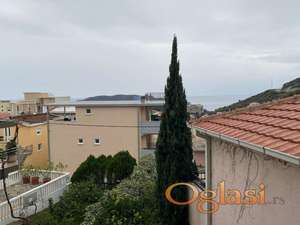 Prostrani dvosoban stan sa garažom u Bečićima