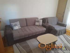 KOMPLETNO NAMEŠTENA GARSONJERA NA GRBAVICI