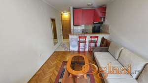 Lepa garsonjera na Grbavici! Izdaje se u potpunosti nameštena i useljiva