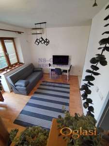 Na prodaju je izuzetno atraktivan dvosoban stan površine 42 m², smešten u samom centru Novog Sada, na jednoj od najtraženijih i najlepših lokacija u gradu.