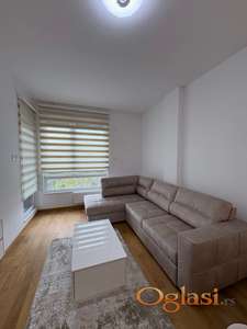 IZDAJE SE POTPUNO NOV, OPREMLJEN STAN SA GARAZOM U SUTERENU ZGRADE