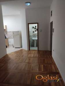  POLUNAMEŠTENA PET FRIENDLY GARSONJERA SA PARKINGOM - CENTAR