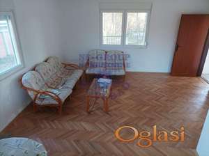 Predstavljamo vam nekretninu u mirnom delu Banstola sa puno zelenila.