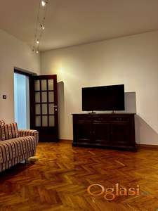 Renoviran trosoban stan 66 m² u centru – dve terase, mirna lokacija