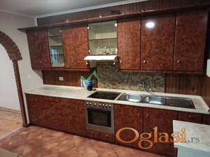 Izdaje se lep dvorišni stan u urbanom delu Petrovaradina