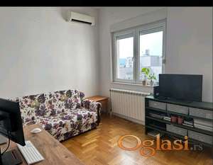 Izdajem nameštenu i useljivu garsonjeru