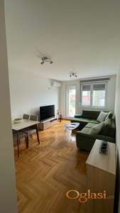 Odmah useljiv, nov, opremljen, sa parking mestom