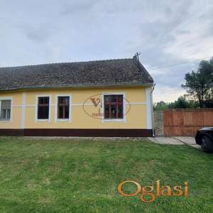 Srbobran, Turija, Manja salonska kuća sa ekonomskim objektima