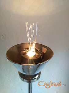 samostojeća ampa boje srebra sa efektima