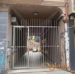 Na prodaju garaža – Bulevar Oslobođenja, suteren zgrade!