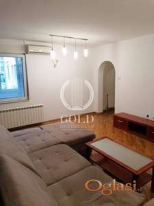 Trosoban stan sa idealnim rasporedom na Novoj Detelinari