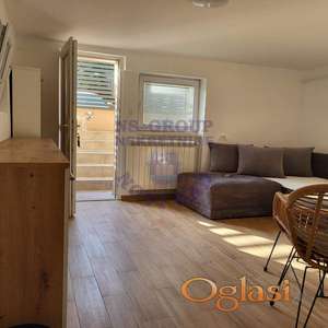 Izdaje se lepa garsonjera u suterenu kuće.