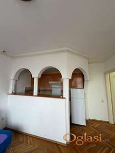 Izdaje se dviposoban namešten stan odlična lokacija iza zgrade suda  pogodan z studente