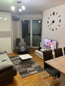 ODLIČNA GARSONJERA U AVGUSTA CESARCA - USELJIVA ODMAH !