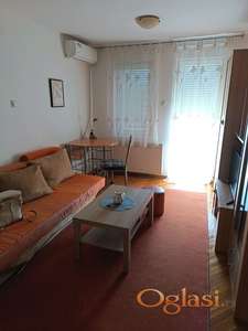 Novi Sad – Centar | Uredna garsonjera sa terasom, useljiva odmah!