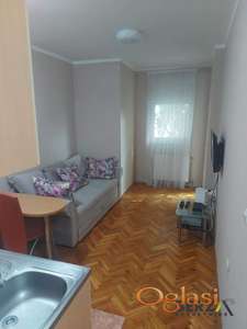 ODLIČNO NAMEŠTEN JEDNOIPOSOBAN STAN U ŠIREM CENTRU