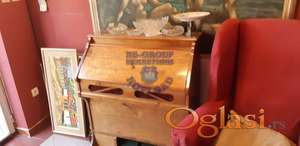 Lokal u tri nivoa, trenutno u radu, ulični. Odličan.