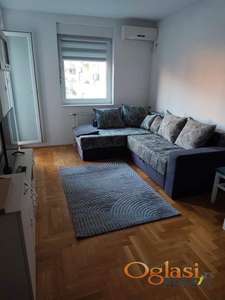 KOMPLETNO NAMEŠTEN JEDNOIPOSOBAN STAN NA NOVOJ DETELINARI U ULICI VESELINA MASLEŠE