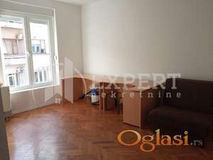 Izdaje se dvosoban stan u centru grada 44m2 kao poslovni prostor