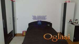 Stan na odličnoj lokaciji pogodan, kako za stanovanje, tako i za poslovni prostor