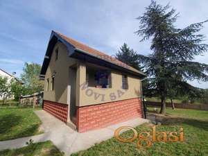 Prelep, ravan plac. Kuća osposobljena za život tokom cele godine.