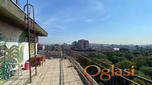 Ugodan stan na visokom spratu sa ogromnom krovnom terasom u zgradi pored Botaničke bašte