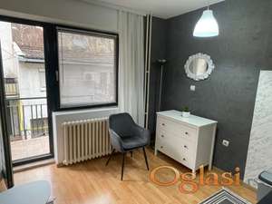 Nameštena garsonjera u centru