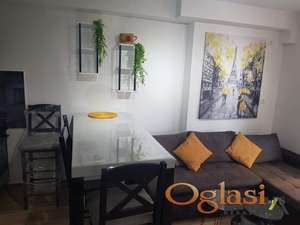 Kompletno nameštena garsonjera na Adicama, cena sa troškovima interneta i kablovske