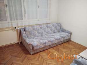 Izdajem nameštenu garsonjeru