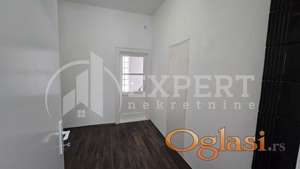 Izdaje se stan- poslovni prostor u centru prekoputa Haba na uglu