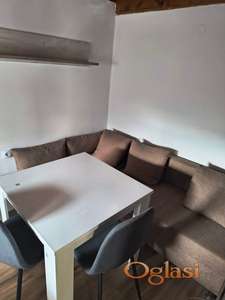 NAMEŠTEN JDENOSOBAN STAN U CENTRU 250 EVRA