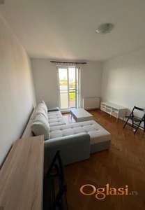 SREĐENA GARSONJERA NA GRBAVICI