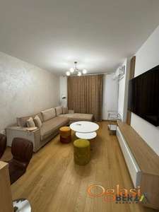 LUKSUZNO OPREMLJEN DVOIPOSOBAN STAN SA GARAŽNIM MESTOM