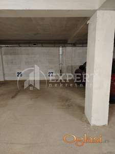 Izdaje se garažno mesto u Zetskoj ulici, 14m2