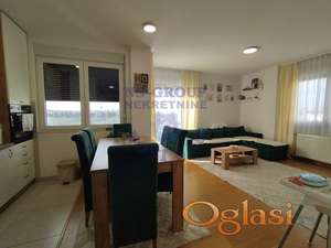 Trosoban veoma svetao stan