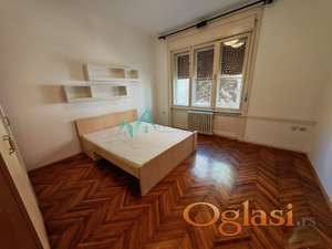 Centar, stari grad. 72m2. Salonski stan! 