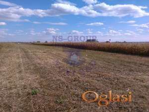 Plac - blizu autoputa - Kać