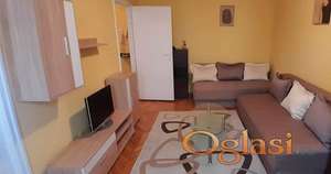 VLASNIK izdaje namešten stan u Šumicama