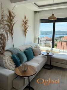 Novi dvosobni stan u zgradi s bazenom u Tivtu