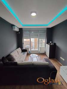 MODERNO OPREMLJENA GARSONJERA KOD FUTOŠKE PIJACE