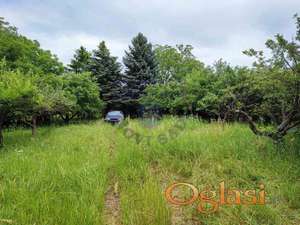 Ravan ograđen plac pored asfalta sa svim infrastrukturnim elementima.