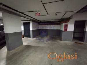 Garažno mesto u suterenu zgrade u centru grada