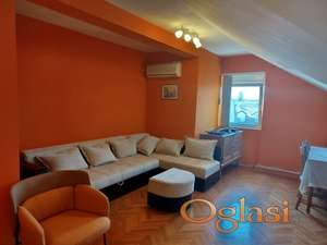 TROSOBAN STAN SA PARKINGOM, U POTKROVLJU NA GRBAVICI