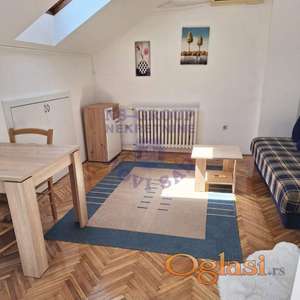 Izdaje se lepa garsonjera na odličnoj lokaciji. Stan se nalazi u potkrovlju i prostire se na 18 m².