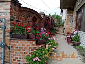 Spratna porodična kuća u 3 etaže!
