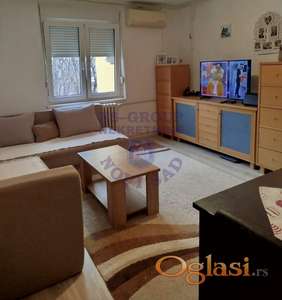 Izdaje se dvosoban, kompletno namešten stan površine 44m², koji se nalazi na trećem spratu.