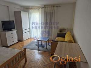 Izdaje se kompletno nameštena garsonjera na atraktivnoj lokaciji – Bulevar Oslobođenja.