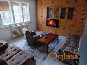 Komforan dvosoban stan na lepoj i mirnoj lokaciji okruzen zelenilom