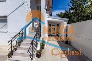 Luksuzna porodična kuća, domaćinstvo, 3 ara plac